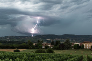 Foudroiement traversant un nuage mur - Villefranche 04 Juillet 2018